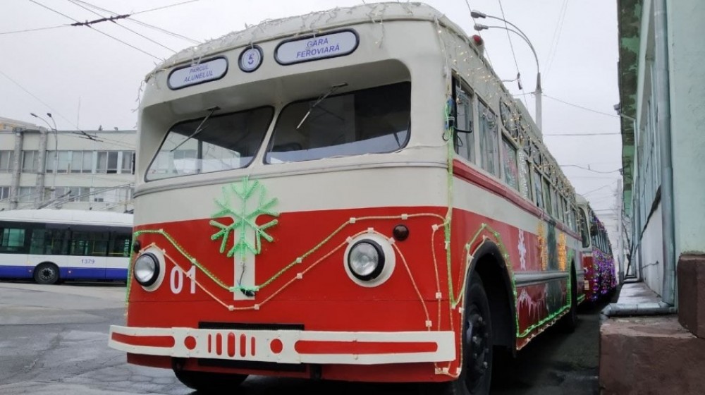 În seara de Revelion, două troleibuze de epocă, decorate în spiritul sărbătorilor de iarnă, vor face un tur prin Chișinău